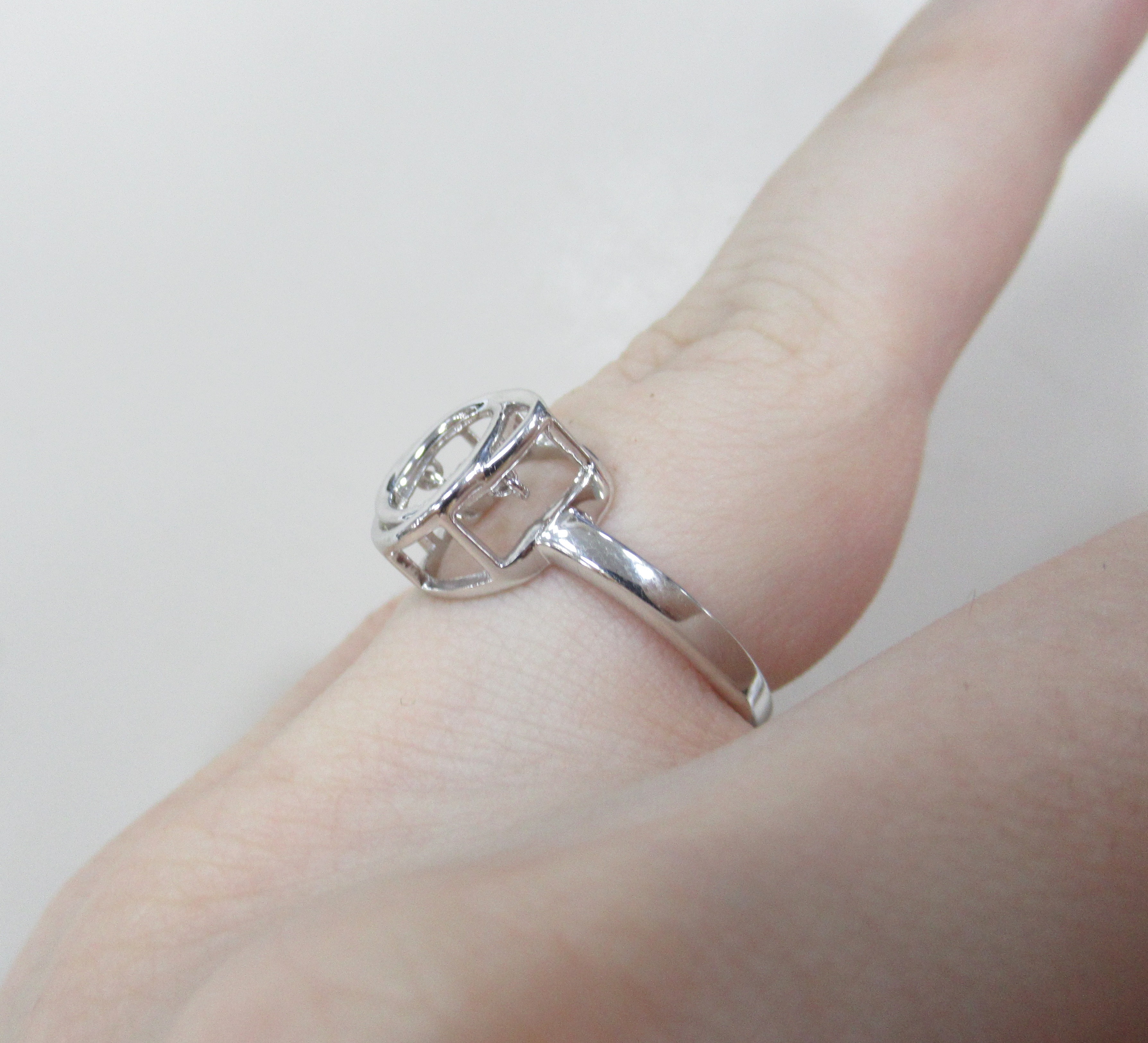 Серебряное кольцо с бриллиантом "Танцующий камень"